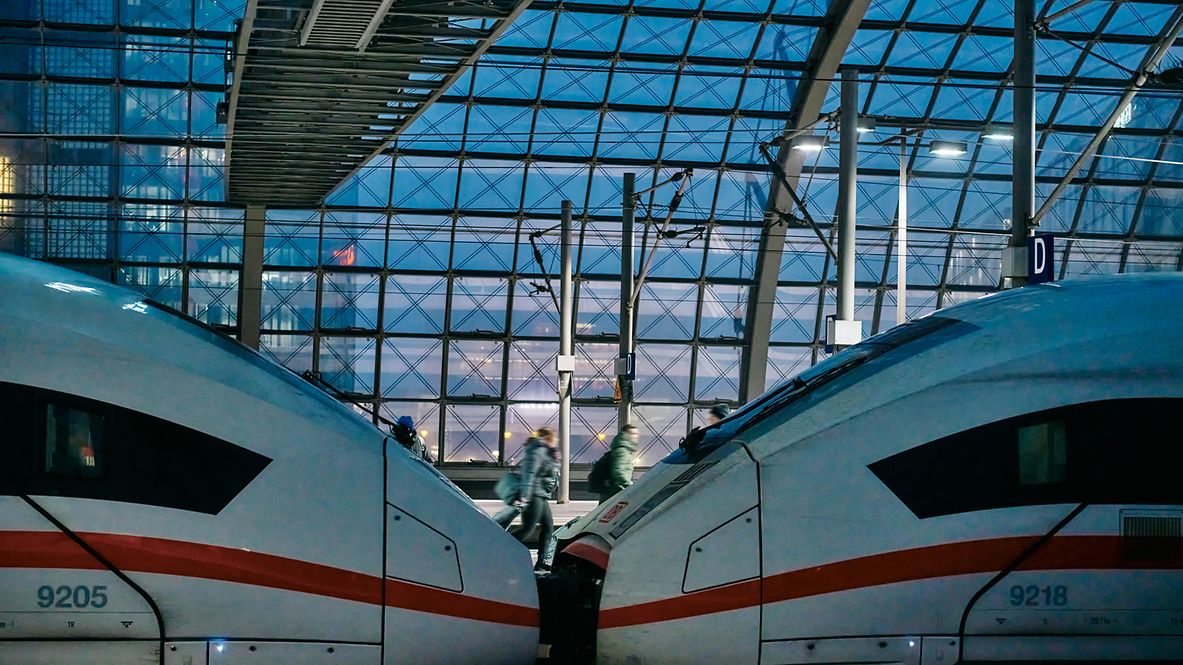 ICE 4 am Abend im Berliner Hauptbahnhof