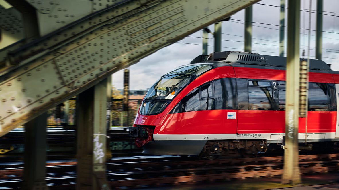 Regionalbahn überquert die Hohenzollernbrücke in Köln