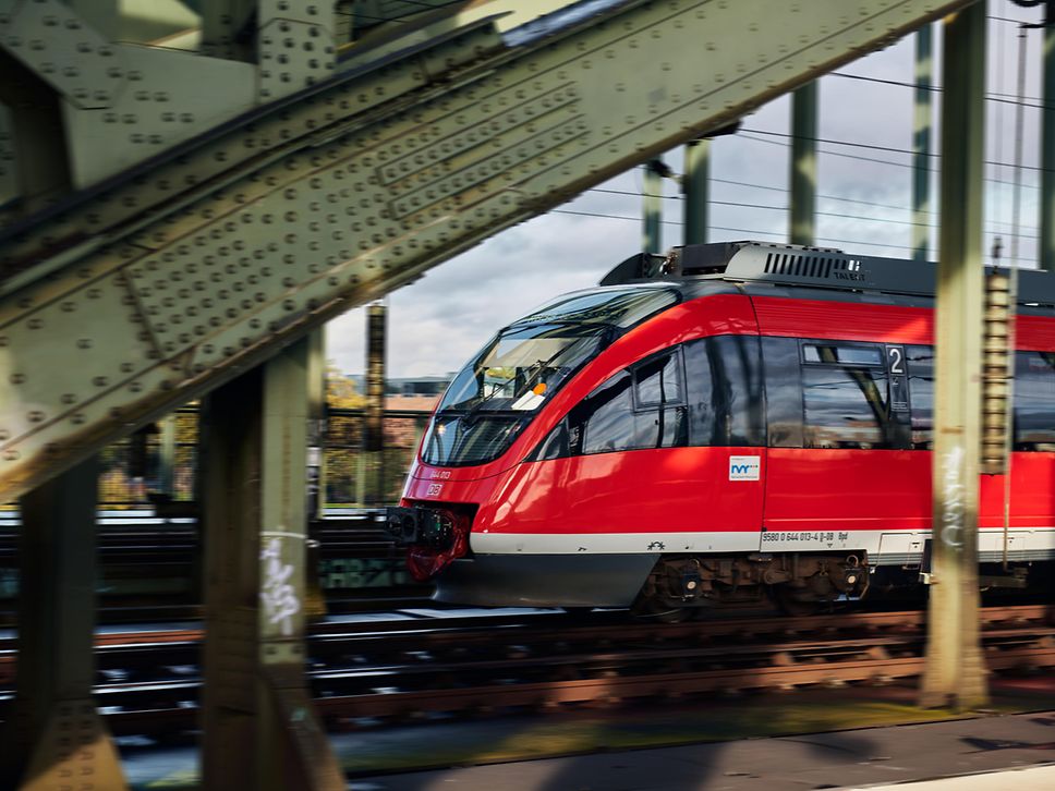 Regionalbahn überquert die Hohenzollernbrücke in Köln