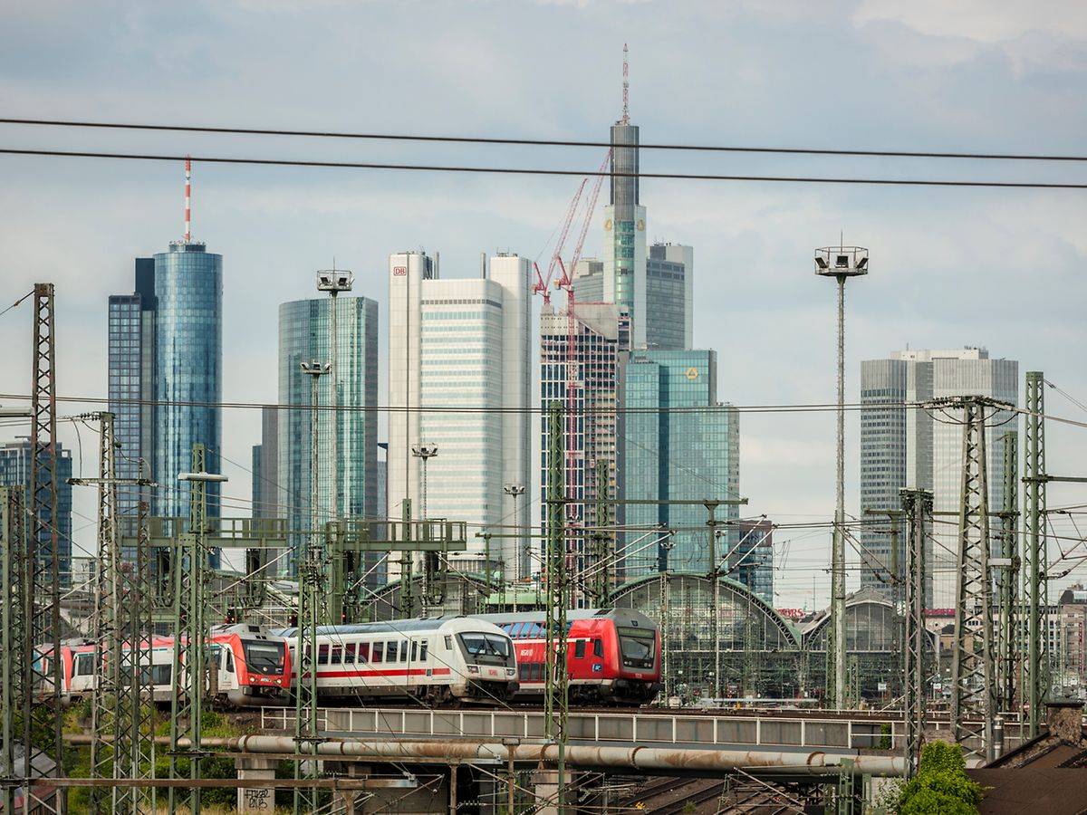 Züge vor Frankfurter Skyline